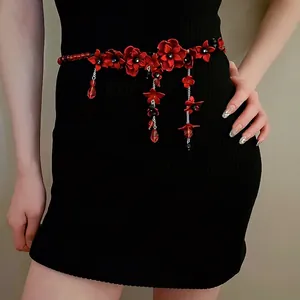 Handgefertigte rote Blumen-Tailenkette mit Kristallen und Perlen auf schwarzem Kleid