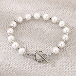 Détail macro du bracelet en perles d'eau douce avec perles d'acier et fermoir cabillot