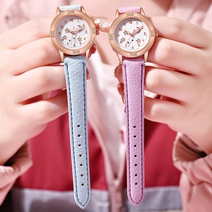 Gros plan de montres lumineuses en or rose avec bracelets en cuir bleu et rose