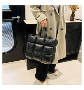 Dettaglio borsa shopper nera trapuntata in nylon con motivo a scacchi imbottito
