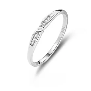 Dettaglio del marchio S925 e zirconi scintillanti sull'anello in argento sterling