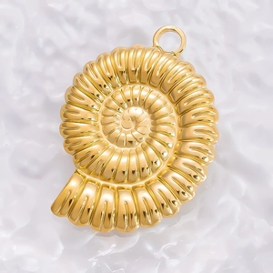 Detailed view of the 18K gold-plated stainless steel seashell-shaped tarot pendant