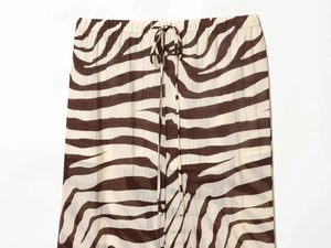 Détail de la taille élastique et du cordon sur ce pantalon à imprimé zèbre