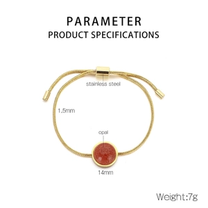 Détail d'un bracelet chaîne serpent dorée avec pendentif opale brune et pierre de 14mm