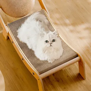 Lettino tiragraffi per gatti con telaio in legno e sisal, utilizzato da un gatto bianco