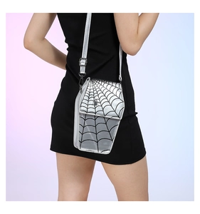 Borsa a tracolla argentata a forma di bara con ragnatela indossata da una modella in nero