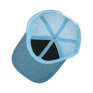 Innenansicht eines atmungsaktiven blauen Mesh-Trucker-Huts mit gebogener Krempe