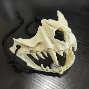 Détail d'un demi-masque de crâne réaliste avec des dents pointues et une texture d'os