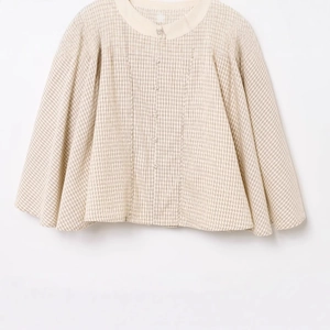 Plaid sleeveless top with round neck and buttons, elegant beige pleated loose design