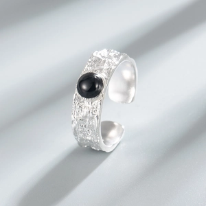 925 silver adjustable ring featuring hammered texture and a black round gemstone inlay