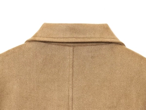 Dettaglio del colletto e della cucitura posteriore di un cappotto scamosciato marrone