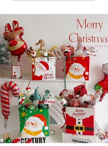 Détail du coffret cadeau de Noël avec gnomes en peluche et décorations de fête