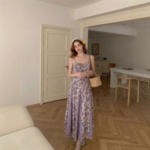 Robe longue vintage à fleurs mauves avec bretelles camisole et ourlet fluide de style français