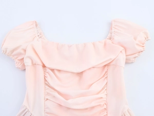 Dettaglio dell'abito vintage rosa con maniche a sbuffo, scollo a cuore e coulisse arricciata