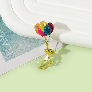 Détail de la mignonne broche grenouille ballon avec émail coloré sur badge en métal créatif