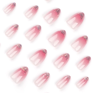 Faux ongles dégradés roses forme amande courte avec paillettes argentées sur fond blanc