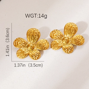 Gedetailleerd beeld van gouden bloemoorbellen met gehamerde textuur van 3,6 bij 3,5 cm