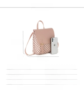 Detailansicht eines rosa PU-Leder Minirucksacks mit gemustertem Boden und Schnallenverschluss