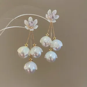 Boucles D'oreilles Élégantes À Gland Fleurs Zircon Künstliche Perle D'imitation Bijoux Cuivre Et Tige En Argent Pour Femmes Style Rétro