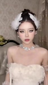 Elegant bride wearing white swan feathers hair clip and pearl jewelry set