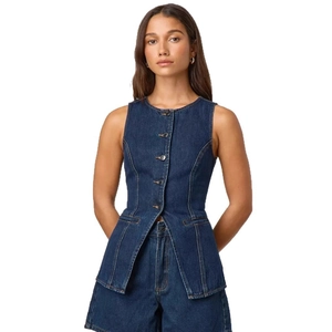 Completo due pezzi in denim blu scuro con gilet senza maniche e pantaloncini aderenti