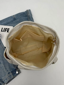 Vue intérieure du sac cabas en velours côtelé blanc cassé avec doublure jaune
