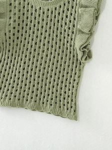 Vue détaillée du gilet en tricot chenille vert sauge avec volants et motifs ajourés
