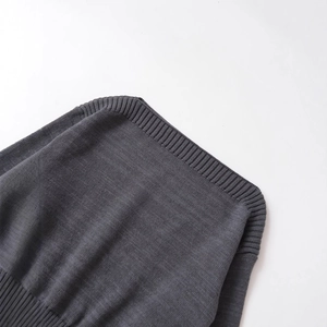 Maglione in maglia grigio scuro con scollo a barchetta e maniche lunghe alla moda