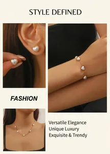 Détail d'une parure de bijoux perles de cœur avec boucles d'oreilles et collier sur modèle