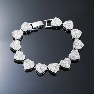 Détail du bracelet cœur argenté avec diamants luxueux et fermoir style montre