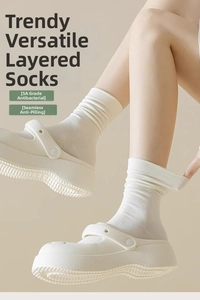 White cotton slouch socks featuring 5A antibacterial and seamless anti-pilling knit detail