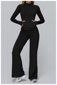 Détail de veste de yoga noire avec passe-pouces et legging évasé taille haute ajusté