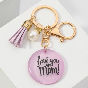 Porte-clés MOM en résine rose avec pompon violet, perle blanche et anneau doré brillant