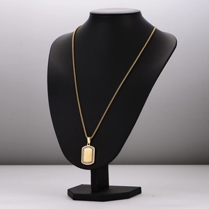 Collier en acier inoxydable plaqué or 18 carats avec pendentif carré et zircons brillants