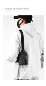 Detalle de bandolera negra para hombre con diseño de cuadros y tejido impermeable resistente