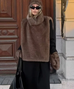 Ensemble d'hiver en fausse fourrure avec châle marron, bonnet et gants assortis en extérieur