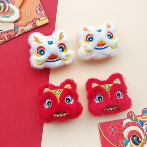 Vista dettagliata di quattro spille a forma di leone in peluche con ricami colorati