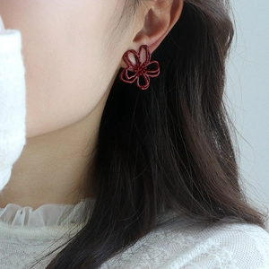 Elegante tiefrote hohle Blumenohrstecker mit Silbernadel an einem Model gezeigt