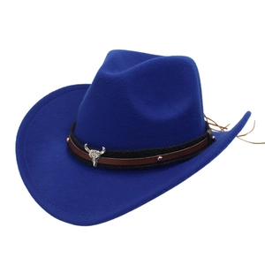 Dettaglio del cappello da cowboy in feltro blu reale con fascia in pelle e teschio di toro