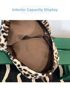 Vista dettagliata della capacità interna dello zaino in peluche leopardato con scomparto