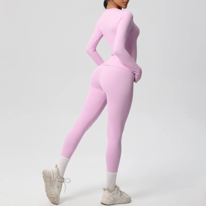 Vista posteriore dettagliata del set yoga rosa a maniche lunghe e leggings sportivi