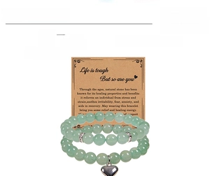 Détail de bracelets en aventurine verte 8mm avec carte de message de guérison