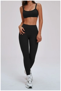 Dettaglio completo yoga nero opaco con reggiseno sportivo scollo a U e leggings a vita alta
