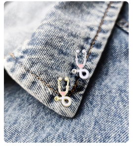 Détails de broches stéthoscope en émail or et argent avec cœurs roses sur col en jean