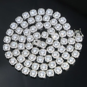 Detailansicht der 8mm silbernen kubanischen Kette mit vollflächigem Diamantbesatz