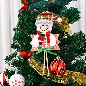 Weihnachtsschneemann-Stoffanhänger mit Karomuster und Feliz Navidad Schild am Baum