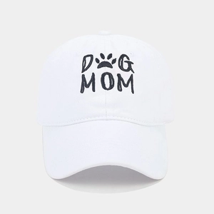 Gros plan détaillé de la broderie Dog Mom et de l'empreinte sur casquette en coton