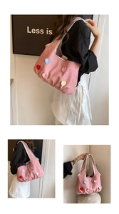 Vue détaillée du sac cabas en toile rose avec cœurs 3D colorés et bordure argentée