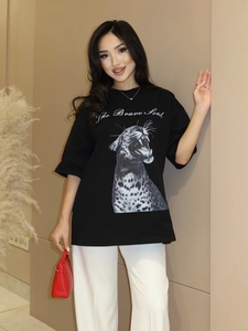 T-shirt donna nera ampia con stampa tigre e scritta The Brave Soul e pantaloni bianchi