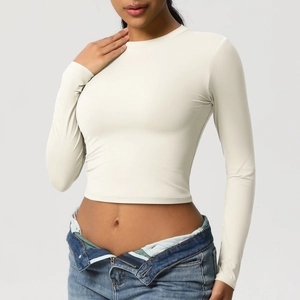 Détail du haut de yoga beige ajusté avec texture de tissu élastique et respirant